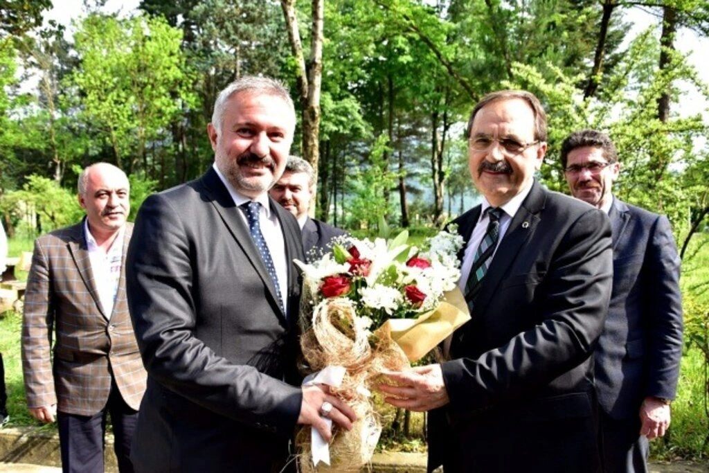 Başkan Zihni Şahin ilçeleri dolaşıyor