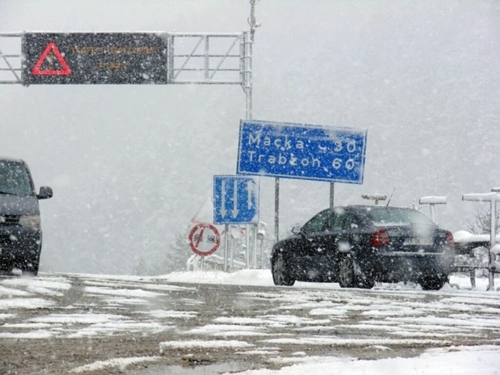 Karadeniz'den kar manzaraları , Zigana yine geçit veriyor...