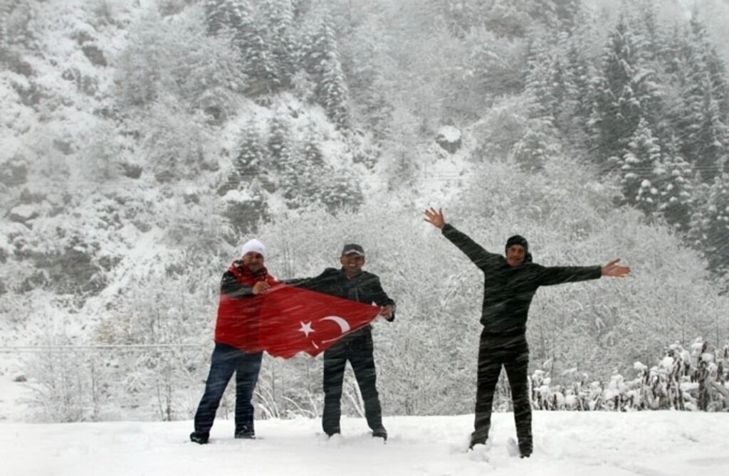 Karadeniz'den kar manzaraları , Zigana yine geçit veriyor...
