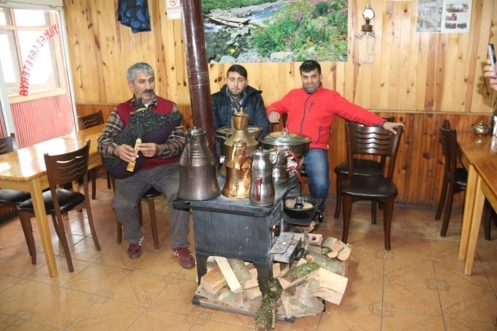 Karadeniz'den kar manzaraları , Zigana yine geçit veriyor...
