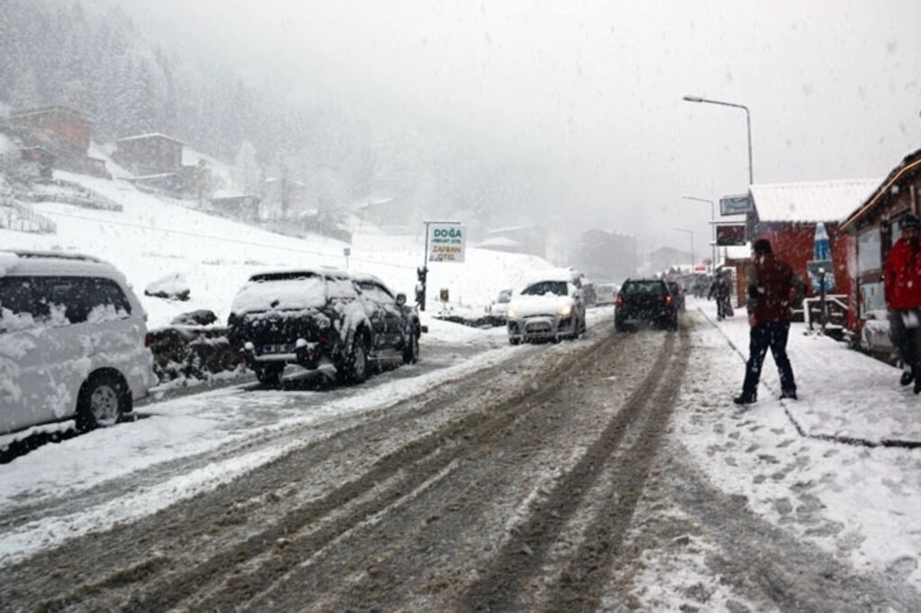 Karadeniz'den kar manzaraları , Zigana yine geçit veriyor...
