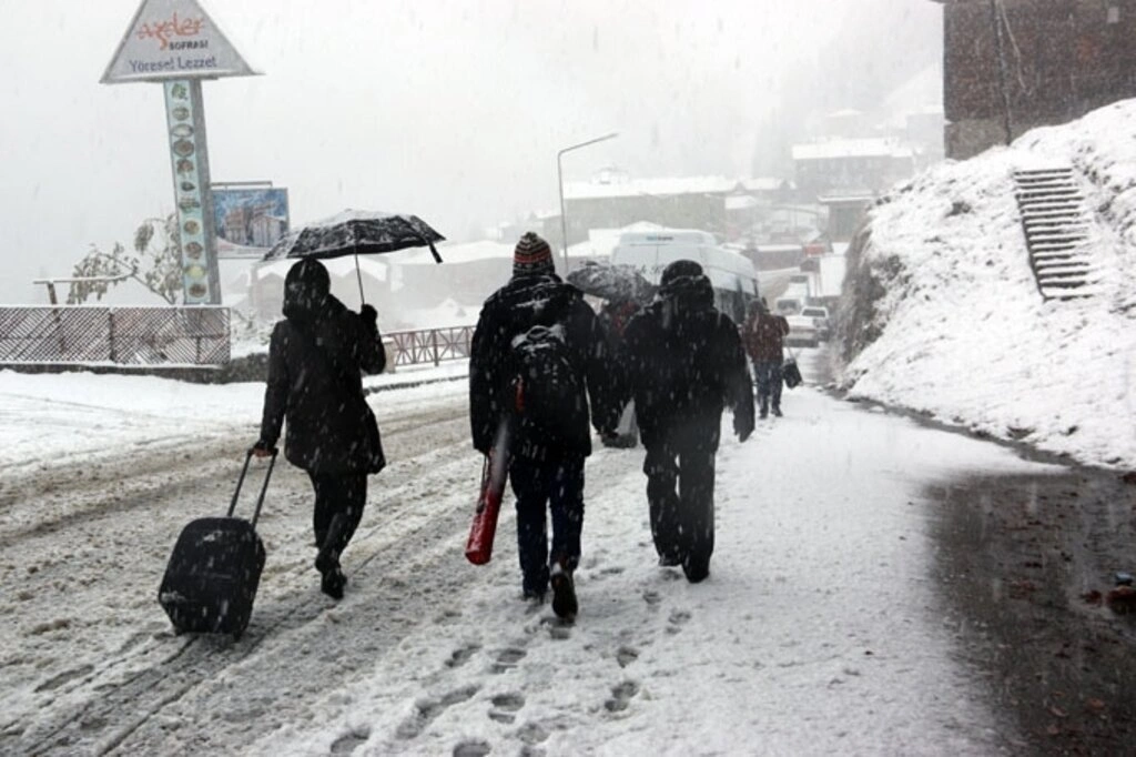 Karadeniz'den kar manzaraları , Zigana yine geçit veriyor...