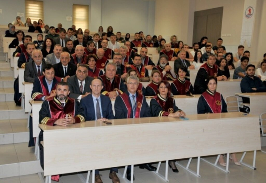 OMÜ Veteriner Fakültesi 1. sınıf öğrencileri beyaz önlük giydi