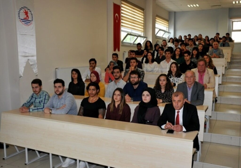 OMÜ Veteriner Fakültesi 1. sınıf öğrencileri beyaz önlük giydi