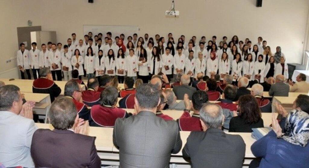 OMÜ Veteriner Fakültesi 1. sınıf öğrencileri beyaz önlük giydi