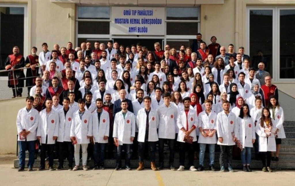 OMÜ Veteriner Fakültesi 1. sınıf öğrencileri beyaz önlük giydi