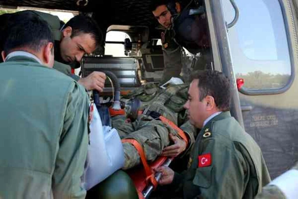Sağlıkçı askerlere helikoptere hasta sevki dersi
