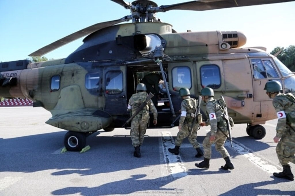 Sağlıkçı askerlere helikoptere hasta sevki dersi
