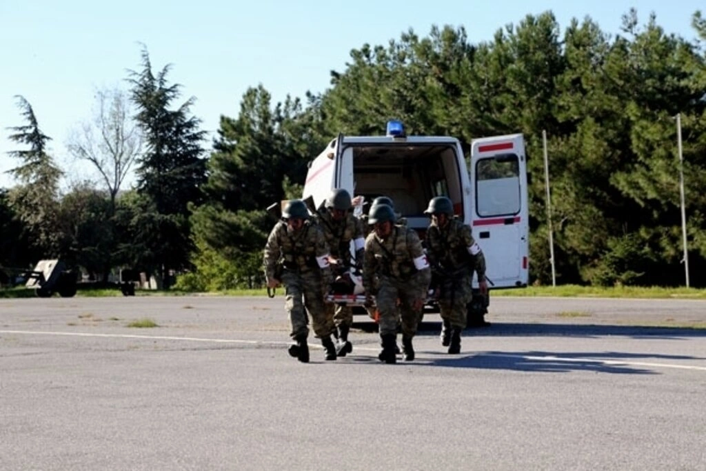 Sağlıkçı askerlere helikoptere hasta sevki dersi