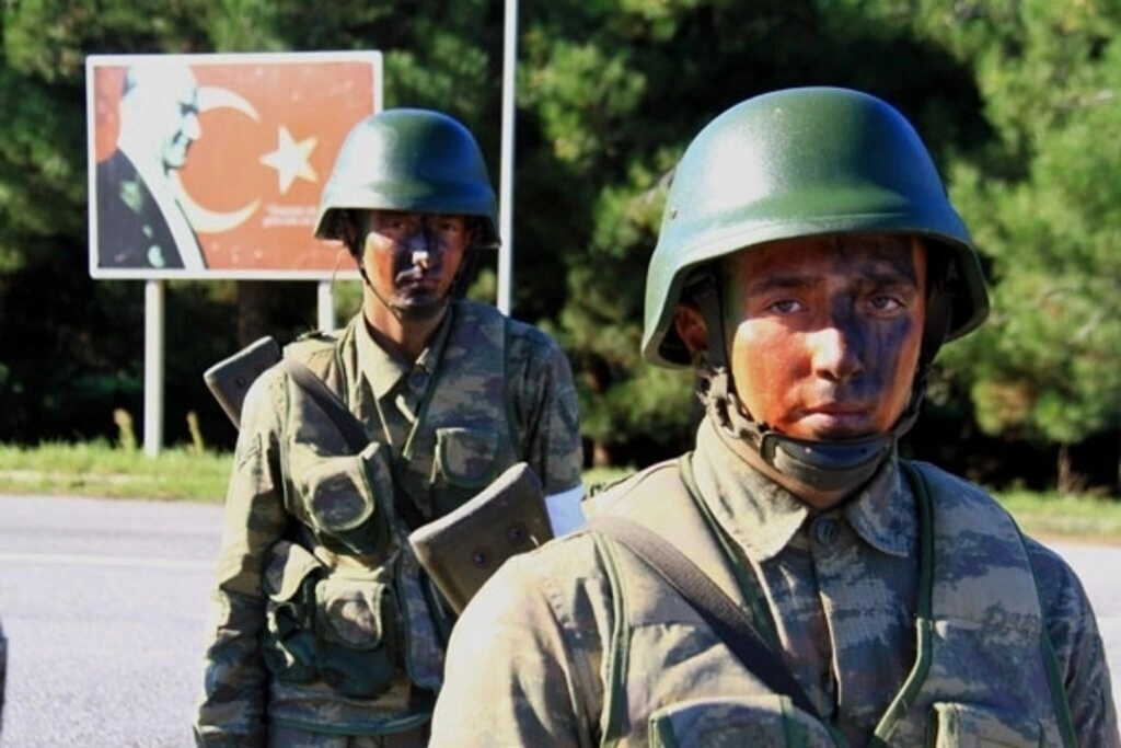 Sağlıkçı askerlere helikoptere hasta sevki dersi