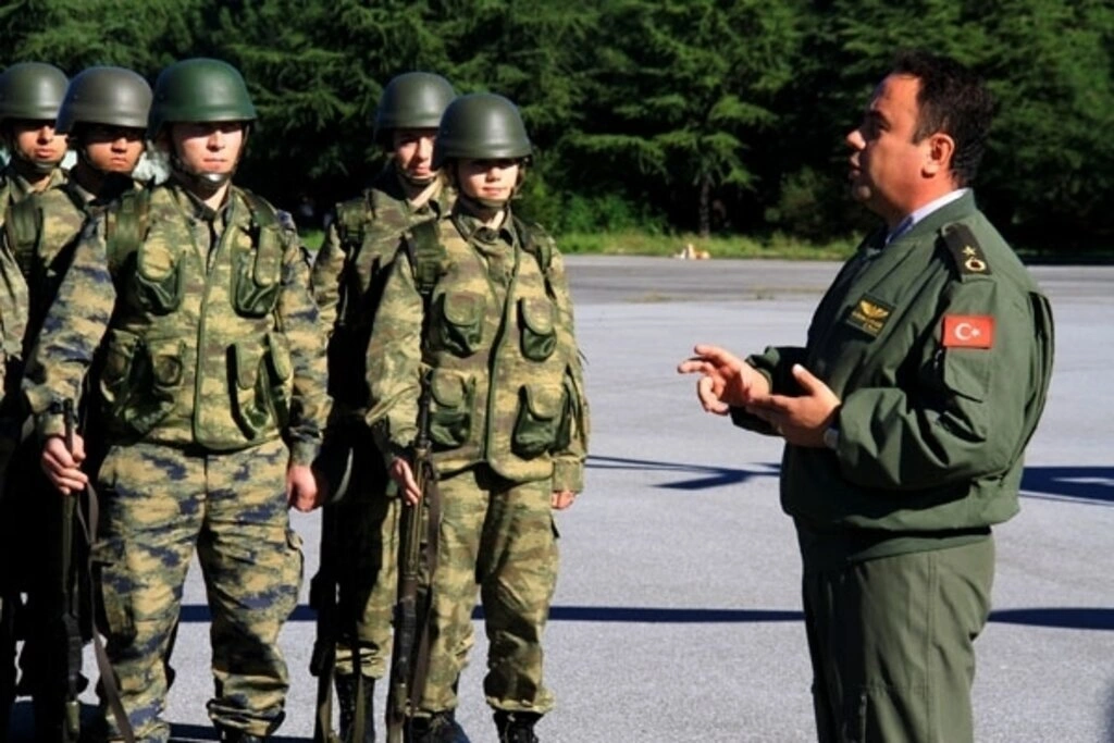Sağlıkçı askerlere helikoptere hasta sevki dersi
