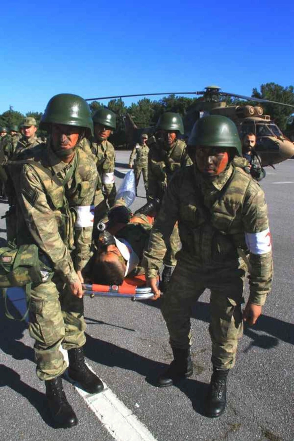 Sağlıkçı askerlere helikoptere hasta sevki dersi