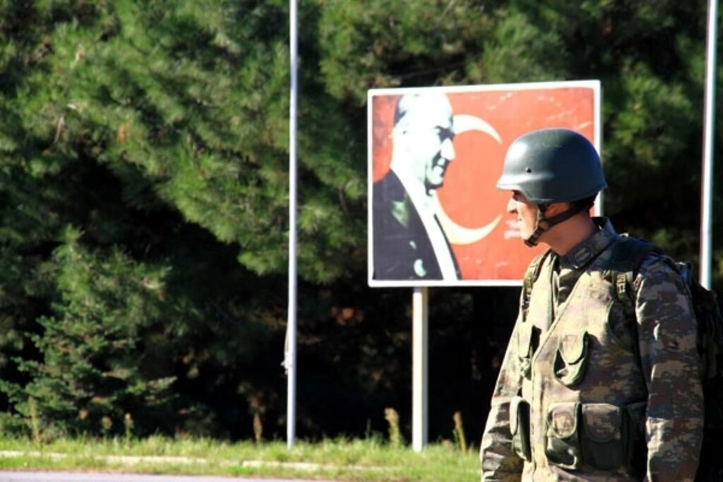 Sağlıkçı askerlere helikoptere hasta sevki dersi