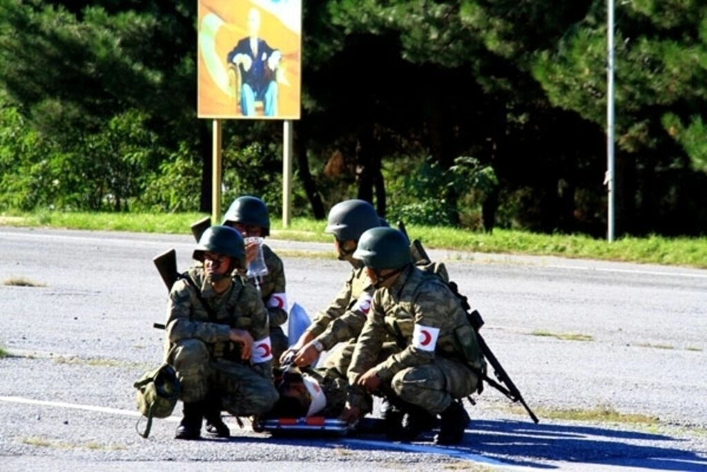 Sağlıkçı askerlere helikoptere hasta sevki dersi