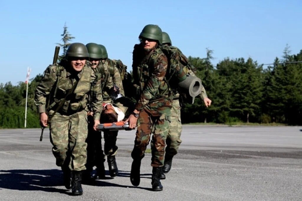 Sağlıkçı askerlere helikoptere hasta sevki dersi