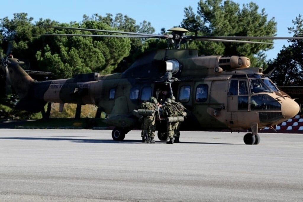 Sağlıkçı askerlere helikoptere hasta sevki dersi
