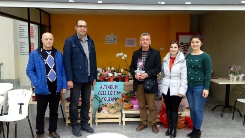 'Umudun Olduğu Yerde Mucizeler Çiçek Açar' sergisi açıldı