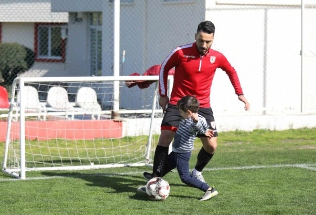 Yılmaz Özeren oğlu ile birlikte top oynadı