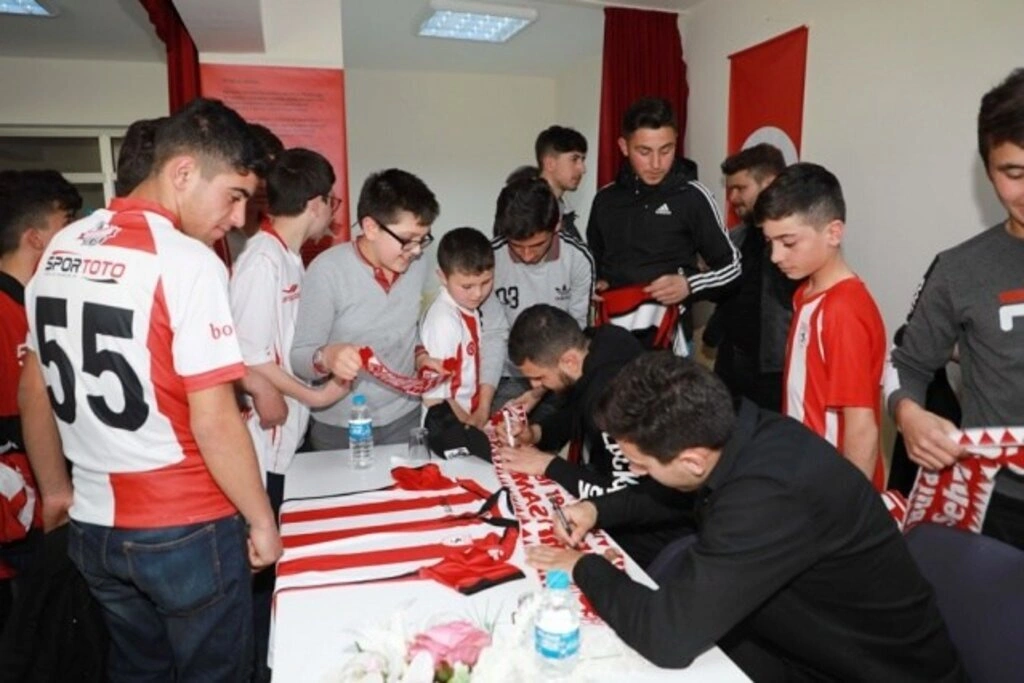 Samsunsporlu futbolcular Gökgöl Şehit Mahir Emen İlkokulu'nda