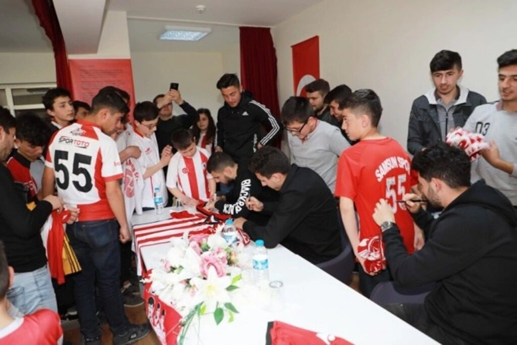Samsunsporlu futbolcular Gökgöl Şehit Mahir Emen İlkokulu'nda