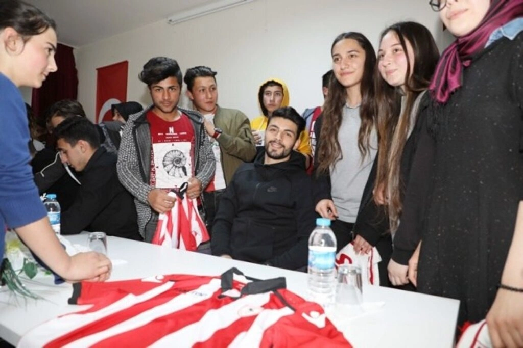 Samsunsporlu futbolcular Gökgöl Şehit Mahir Emen İlkokulu'nda