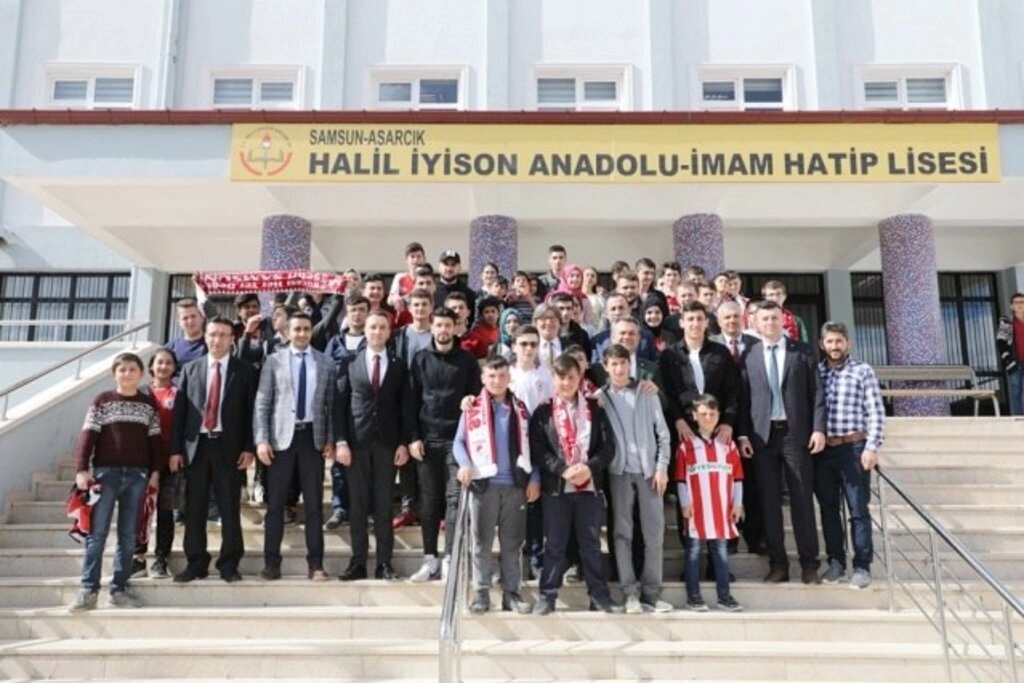Samsunsporlu futbolcular Gökgöl Şehit Mahir Emen İlkokulu'nda