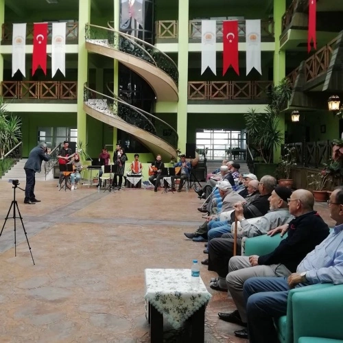 Kavak Rıdvan Çelikel Fen Lisesisi öğrencilerinin huzurevi konseri
