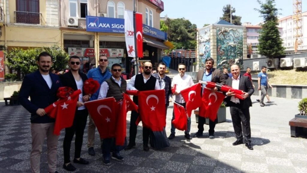 SAMGİAD ve TÜGİK ailesi 1919 adet Türk Bayrağı Dağıttı