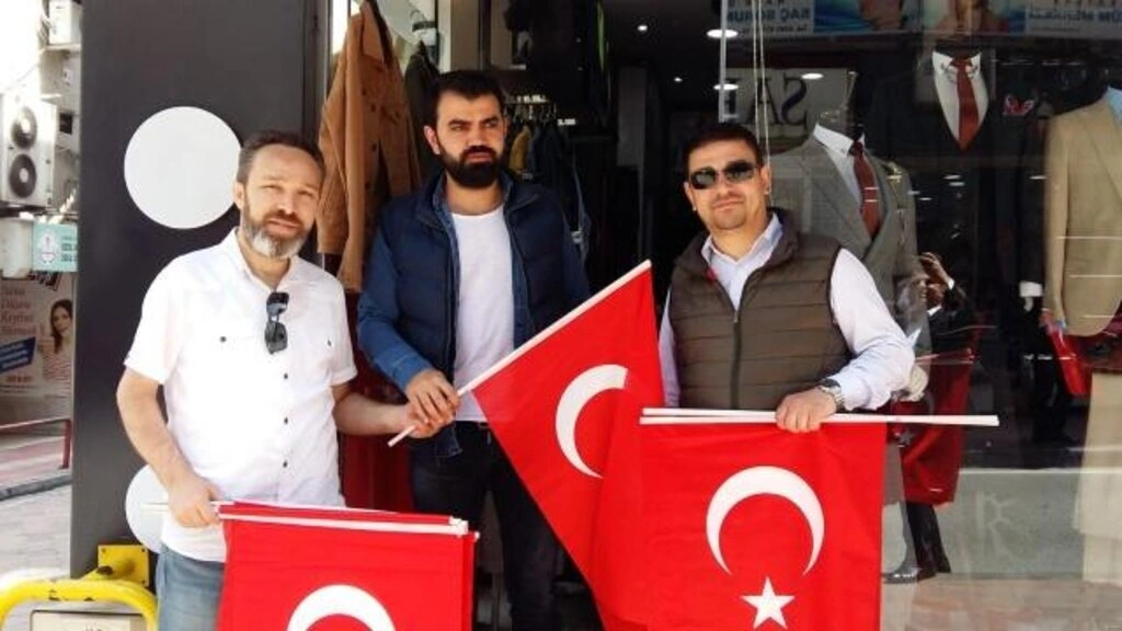 SAMGİAD ve TÜGİK ailesi 1919 adet Türk Bayrağı Dağıttı