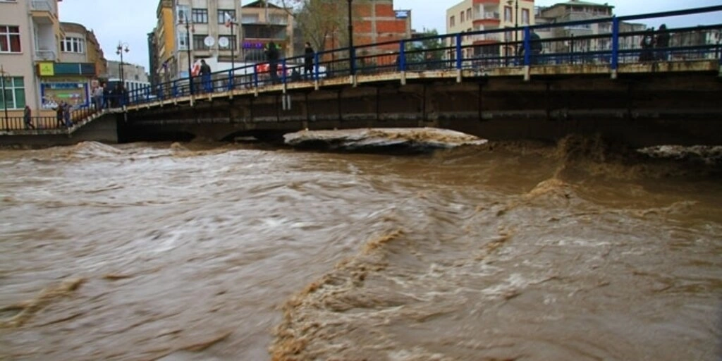 Samsun'da sağanak yağış hayatı olumsuz etkiledi, dereler taştı, su baskınları meydana geldi