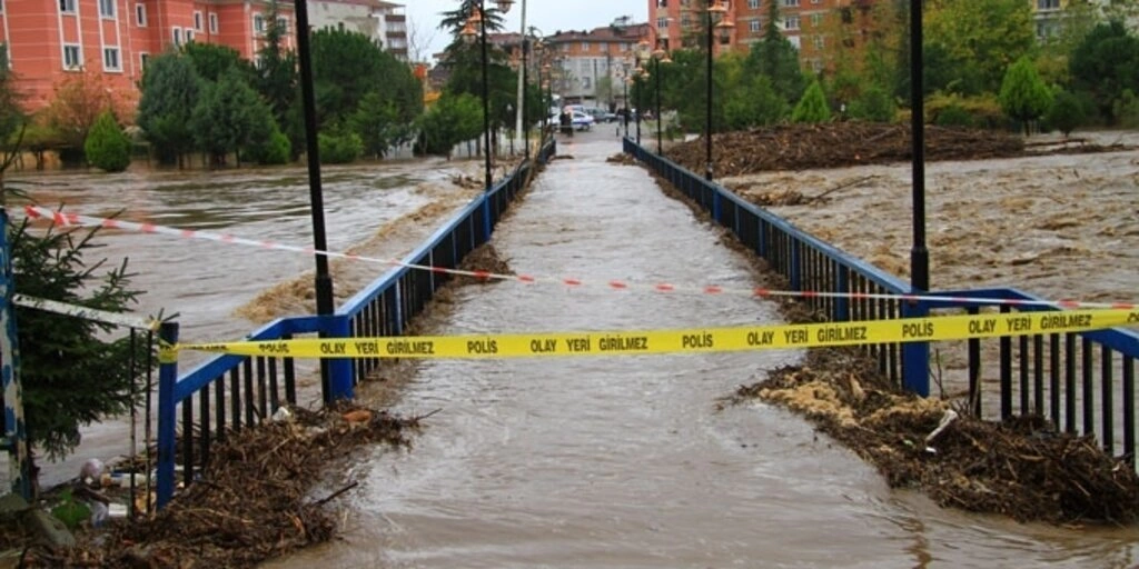 Samsun'da sağanak yağış hayatı olumsuz etkiledi, dereler taştı, su baskınları meydana geldi