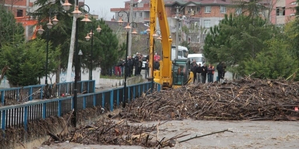 Samsun'da sağanak yağış hayatı olumsuz etkiledi, dereler taştı, su baskınları meydana geldi