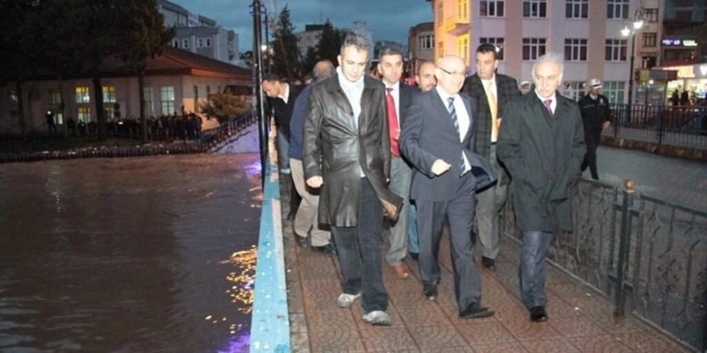 Samsun'da sağanak yağış hayatı olumsuz etkiledi, dereler taştı, su baskınları meydana geldi
