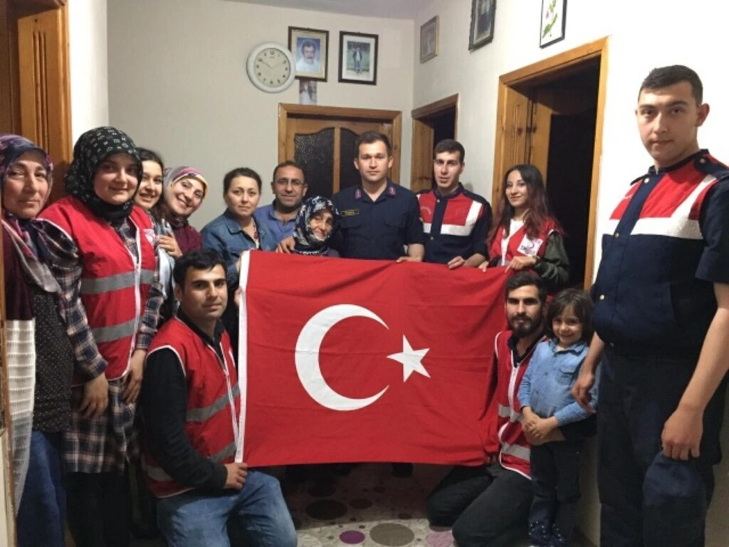 Alaçam Genç Kızılay üyeleri Şehit Ailelerinin evlerinde iftar yapıyor