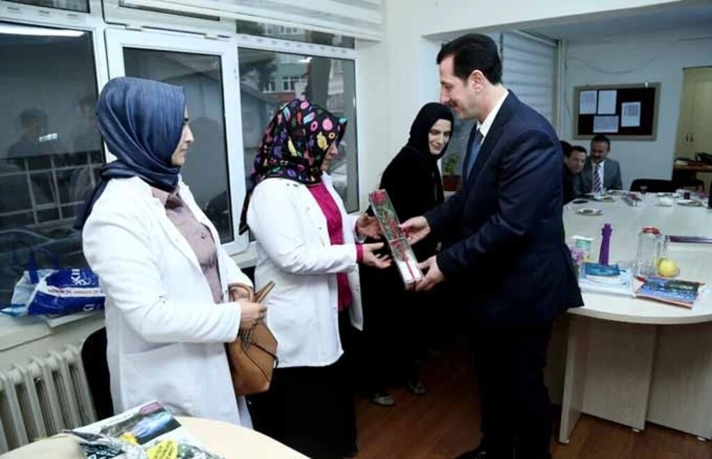 İlkadım Belediye Başkanı Erdoğan TOK, 24 Kasım Öğretmenler Günü nedeniyle öğretmenlere çiçek hediye etti.