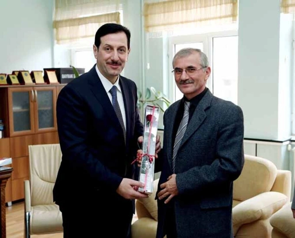 İlkadım Belediye Başkanı Erdoğan TOK, 24 Kasım Öğretmenler Günü nedeniyle öğretmenlere çiçek hediye etti.