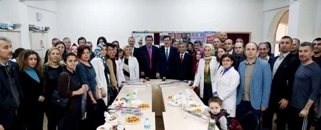 İlkadım Belediye Başkanı Erdoğan TOK, 24 Kasım Öğretmenler Günü nedeniyle öğretmenlere çiçek hediye etti.