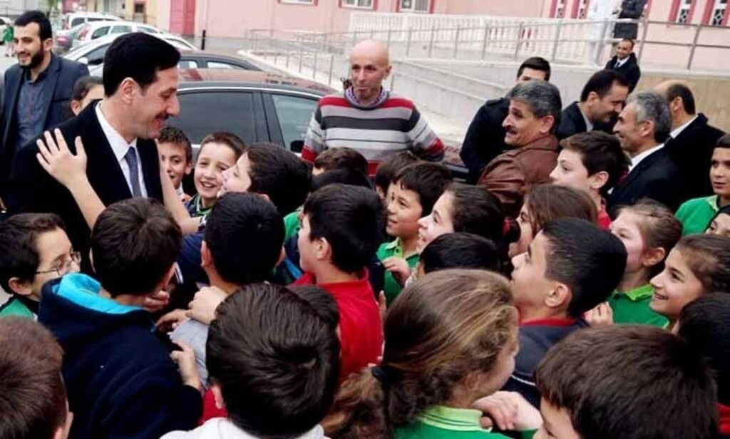 İlkadım Belediye Başkanı Erdoğan TOK, 24 Kasım Öğretmenler Günü nedeniyle öğretmenlere çiçek hediye etti.