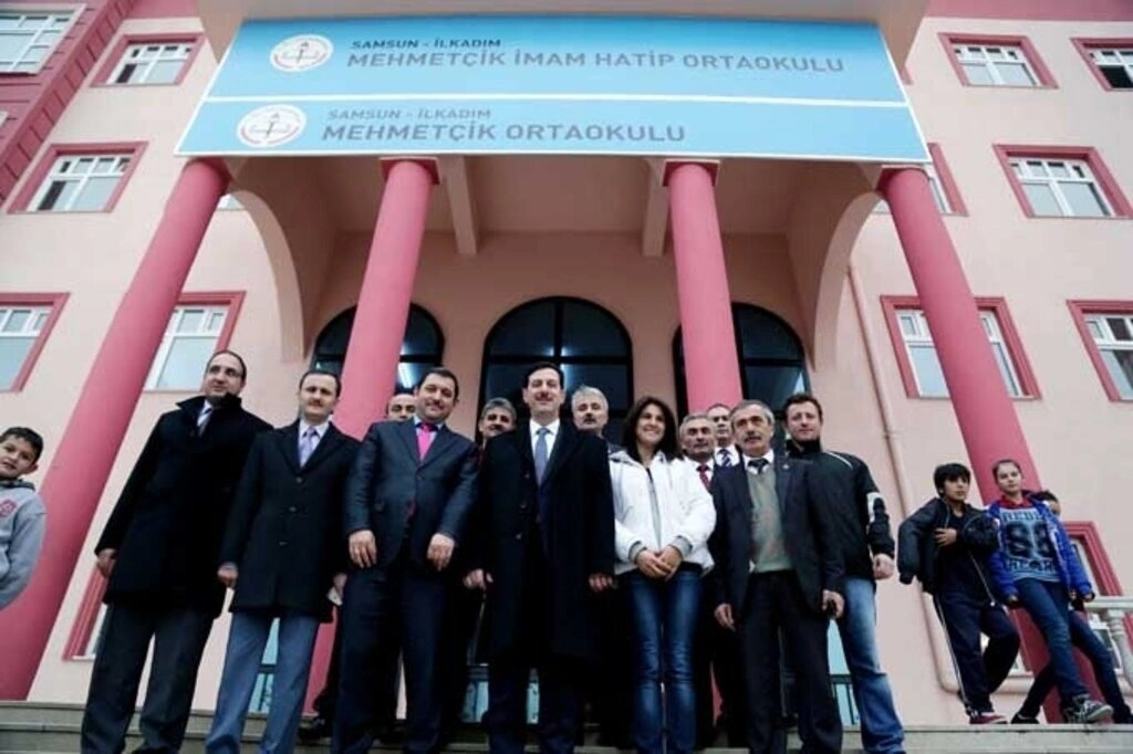 İlkadım Belediye Başkanı Erdoğan TOK, 24 Kasım Öğretmenler Günü nedeniyle öğretmenlere çiçek hediye etti.