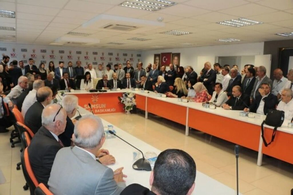 AK PARTİ SAMSUN BAYRAM'DA HERKESLE KUCAKLAŞTI
