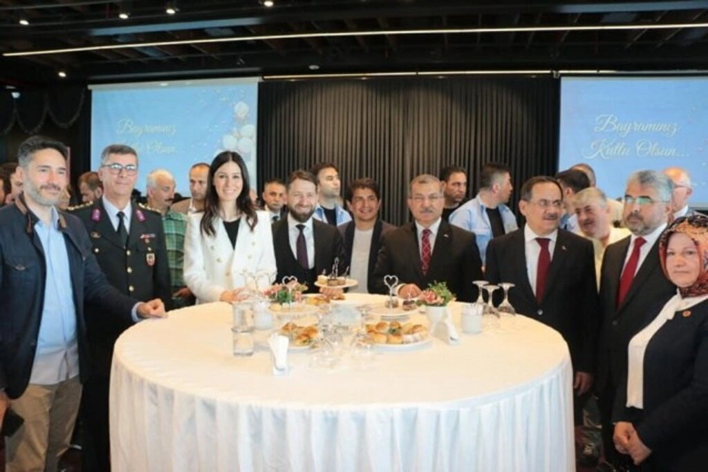 AK PARTİ SAMSUN BAYRAM'DA HERKESLE KUCAKLAŞTI