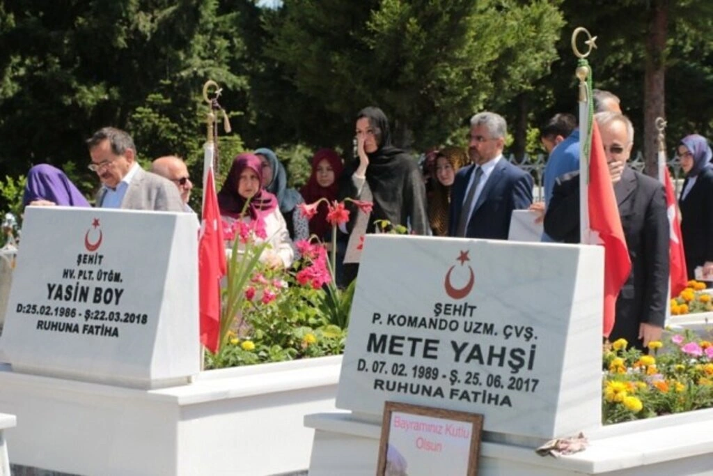 AK PARTİ SAMSUN BAYRAM'DA HERKESLE KUCAKLAŞTI