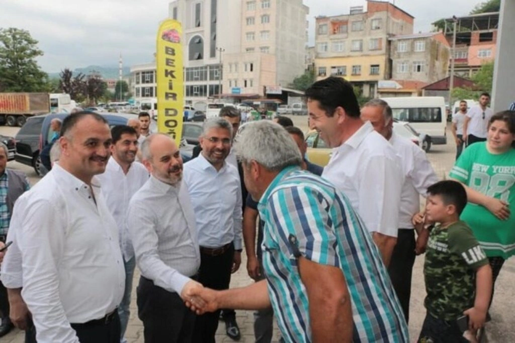 AK PARTİ SAMSUN BAYRAM'DA HERKESLE KUCAKLAŞTI