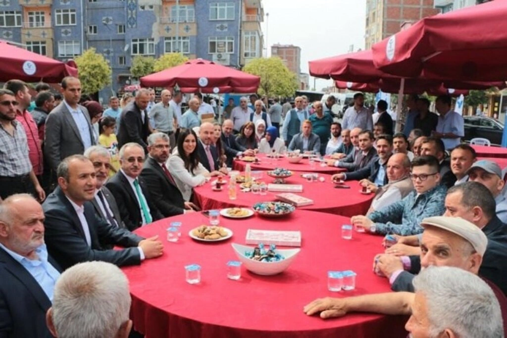 AK PARTİ SAMSUN BAYRAM'DA HERKESLE KUCAKLAŞTI
