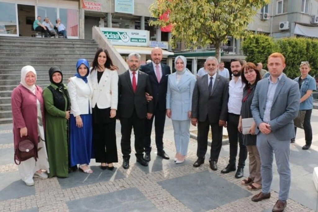 AK PARTİ SAMSUN BAYRAM'DA HERKESLE KUCAKLAŞTI