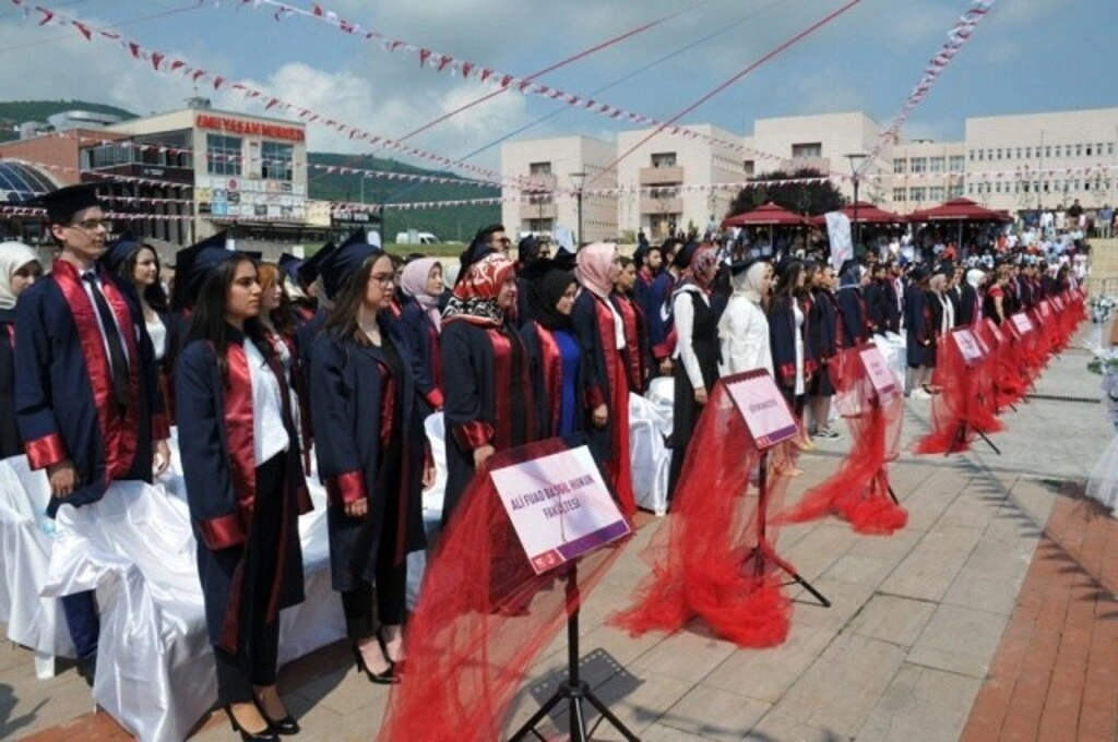 Samsun'da Dereceye Giren Öğrenciler Taçlandırıldı