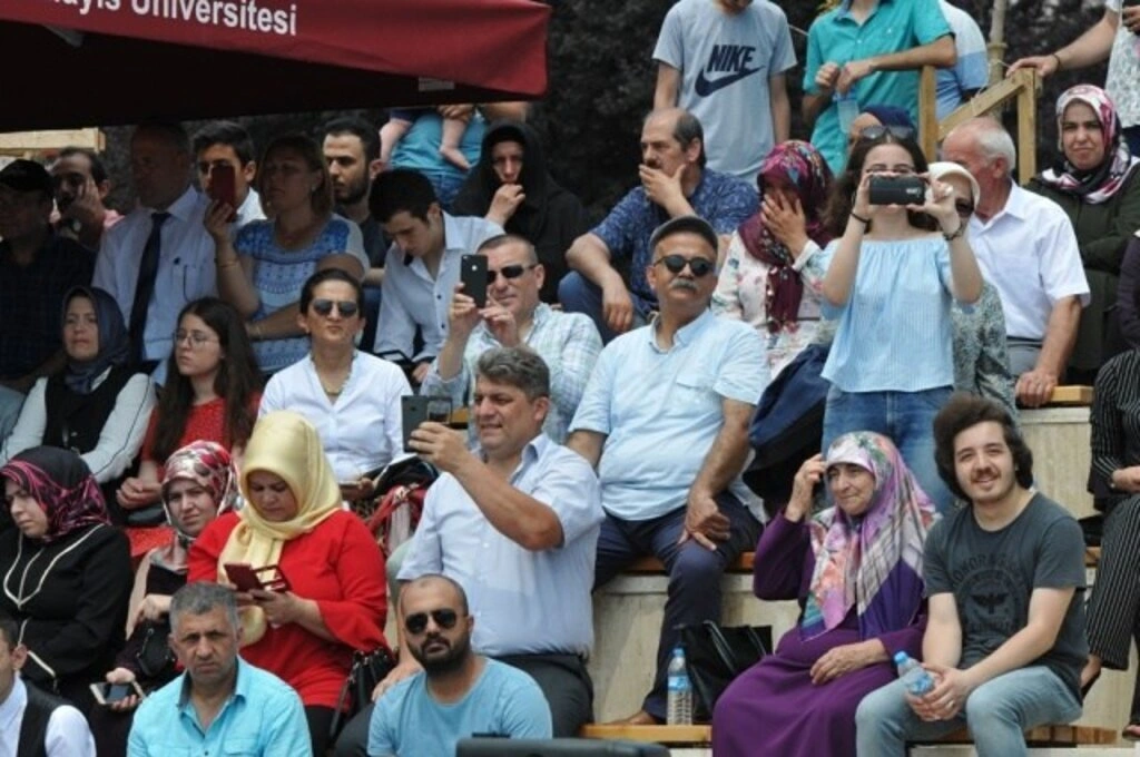 Samsun'da Dereceye Giren Öğrenciler Taçlandırıldı