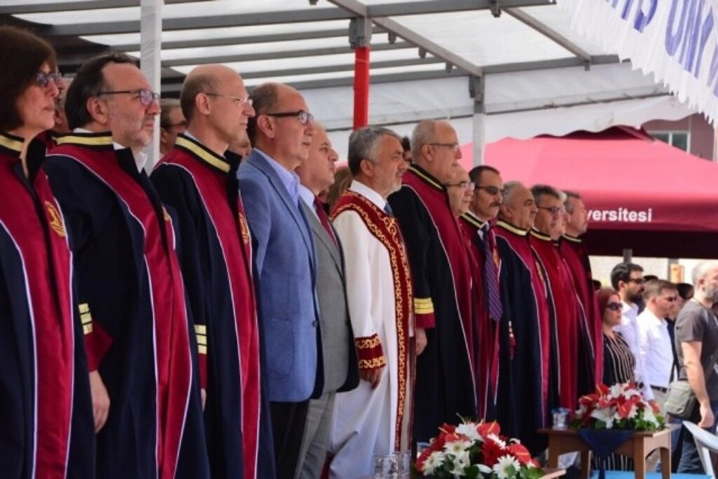 Samsun'da Dereceye Giren Öğrenciler Taçlandırıldı