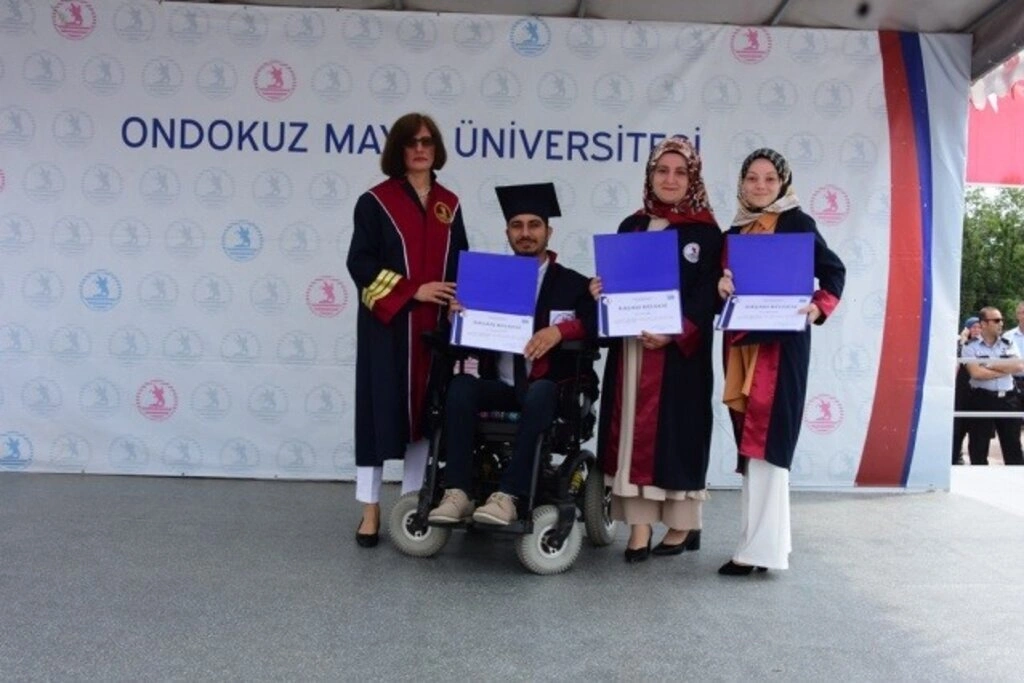 Samsun Eğitim Fakültesinde Mezuniyet Sevinci