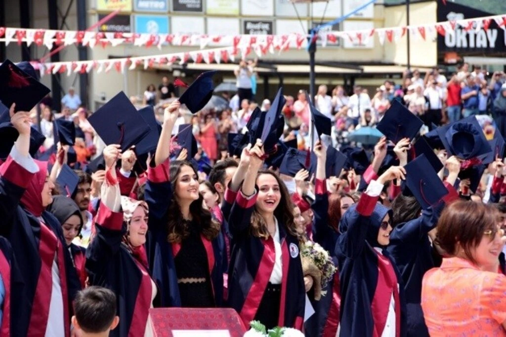 Samsun Eğitim Fakültesinde Mezuniyet Sevinci